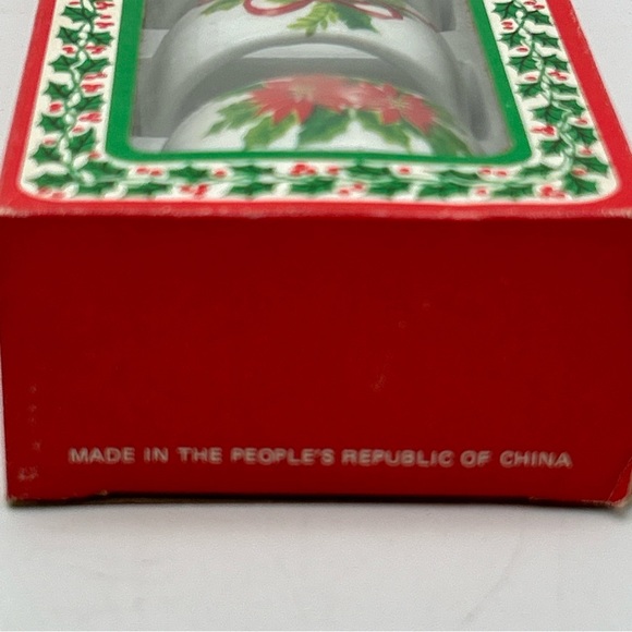 Vintage Set of 4 Handcrafted Porcelain Napkin Rings, Holders Holly & Poinsettias - Picture 4 of 9